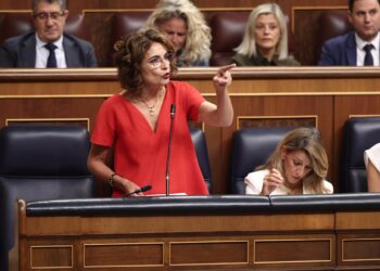 La vicepresidenta primera y ministra de Hacienda, María Jesús Montero, interviene durante una sesión de Control al Gobierno, en el Congreso de los Diputados, a 7 de octubre de 2025, en Madrid (España). El pleno del Congreso vota hoy el embargo de armas a Eduardo Parra - Europa Press