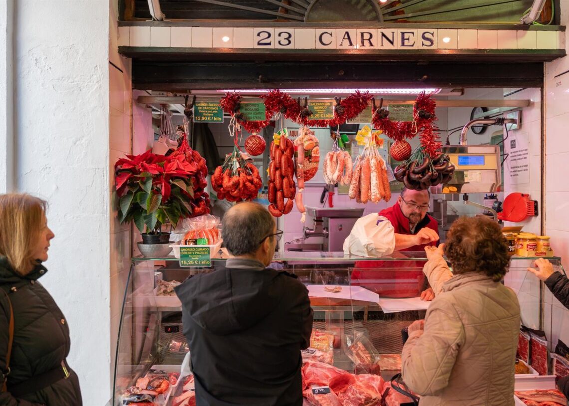 Archivo - Varias personas comprando en un mercado de SevillaMaría José López - Europa Press - Archivo