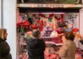 Archivo - Varias personas comprando en un mercado de SevillaMaría José López - Europa Press - Archivo