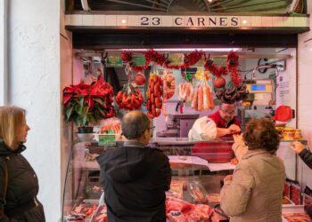 Archivo - Varias personas comprando en un mercado de SevillaMaría José López - Europa Press - Archivo