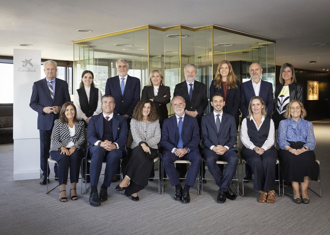 El presidente de CaixaBank, Tomás Muniesa, junto a los miembros del Comité Consultivo de accionistas.JORDI PLAY - CAIXABANK