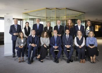 El presidente de CaixaBank, Tomás Muniesa, junto a los miembros del Comité Consultivo de accionistas.JORDI PLAY - CAIXABANK