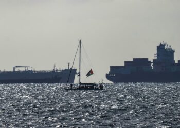 Uno de los barcos de la Global Sumud Flotilla llega escoltado por el Ejército israelí al puerto de AsdodIlia  Yefimovich/dpa