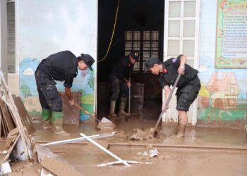 Imagen de archivo de varias personas limpiando una calle tras un tifón en Vietnam.Europa Press/Contacto/Liu Ying