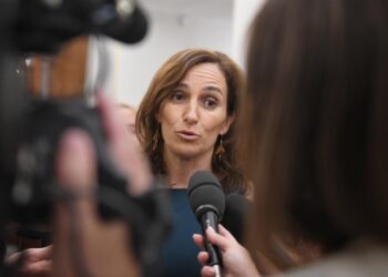 Archivo - La ministra de Sanidad, Mónica García, ofrece unas declaraciones a la prensa, a su salida de una sesión plenaria extraordinaria, en el Congreso de los Diputados, a 22 de julio de 2025, en Madrid (España).Fernando Sánchez - Europa Press - Archivo