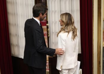 El ministro de Cultura, Ernest Urtasun, y la vicepresidenta segunda y ministra de Trabajo y Economía Social, Yolanda Díaz, durante una sesión de Control al Gobierno, en el Congreso de los Diputados, a 7 de octubre de 2025, en Madrid (España). Eduardo Parra - Europa Press