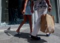 Archivo - Gente con bolsas tras comprar en tiendas de modaRicardo Rubio - Europa Press - Archivo