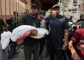Archivo - Palestinos junto al cadáver de un niño muerto por los ataques del Ejército de Israel contra la Franja de Gaza, cerca del Hospital Naser de la ciudad de Jan Yunis (archivo)Europa Press/Contacto/Moaz Abu Taha - Archivo