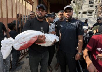 Archivo - Palestinos junto al cadáver de un niño muerto por los ataques del Ejército de Israel contra la Franja de Gaza, cerca del Hospital Naser de la ciudad de Jan Yunis (archivo)Europa Press/Contacto/Moaz Abu Taha - Archivo