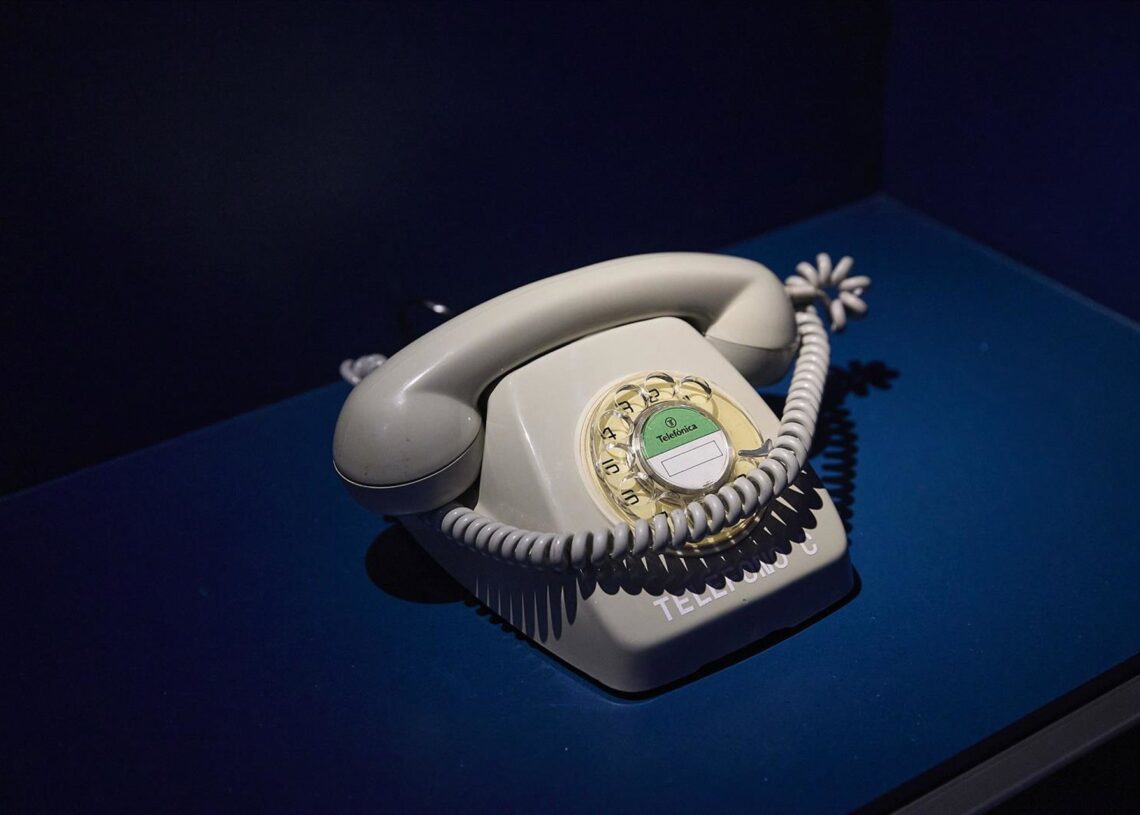 Archivo - Un teléfono en la exposición ‘Exponencial. De analógicos a digitales’, en el Espacio Fundación Telefónica de Madrid, a 24 de agosto de 2025, en Madrid (España). Jesús Hellín - Europa Press - Archivo