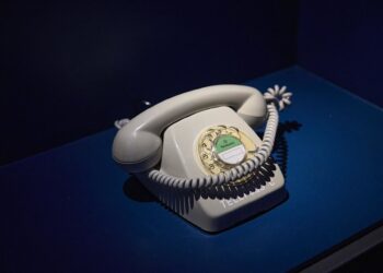 Archivo - Un teléfono en la exposición ‘Exponencial. De analógicos a digitales’, en el Espacio Fundación Telefónica de Madrid, a 24 de agosto de 2025, en Madrid (España). Jesús Hellín - Europa Press - Archivo
