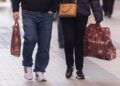 Archivo - Dos personas llevan bolsas con regalos para Reyes, a 5 de enero de 2024, en Madrid (España). Eduardo Parra - Europa Press - Archivo