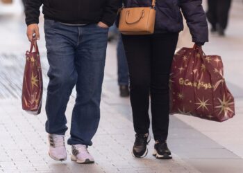 Archivo - Dos personas llevan bolsas con regalos para Reyes, a 5 de enero de 2024, en Madrid (España). Eduardo Parra - Europa Press - Archivo