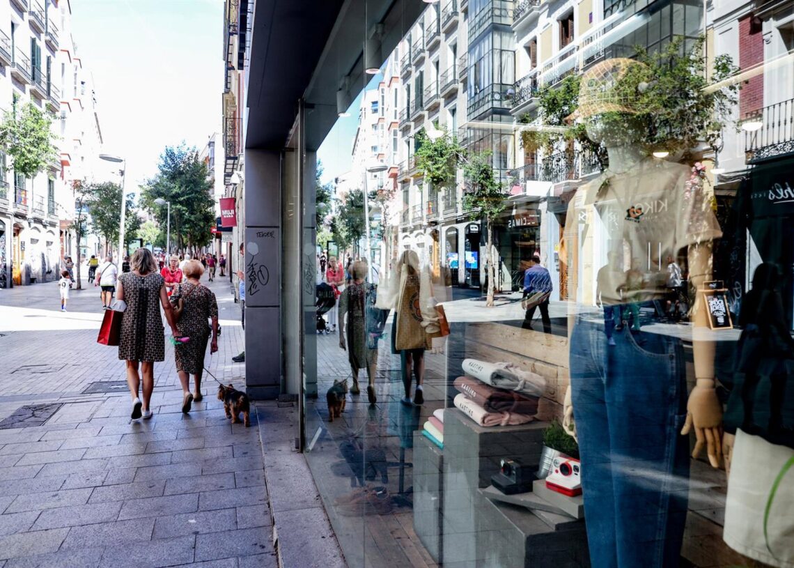 Archivo - Varias personas pasan por delante de un escaparate de una tienda de ropaRicardo Rubio - Europa Press - Archivo