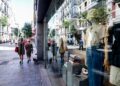 Archivo - Varias personas pasan por delante de un escaparate de una tienda de ropaRicardo Rubio - Europa Press - Archivo