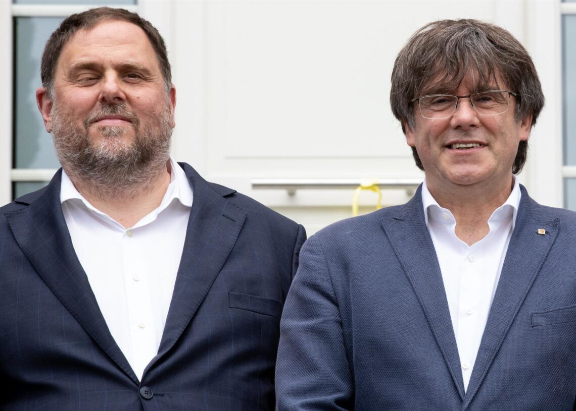 Archivo - El exvicepresidente y líder de ERC, Oriol Junqueras (i), y el expresidente de la Generalitat y líder de Junts, Carles Puigdemont.Europa Press - Archivo