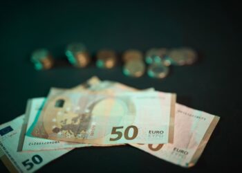 Archivo - Billetes y monedas, a 3 de septiembre de 2025, en Madrid (España). Jesús Hellín - Europa Press - Archivo