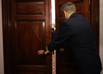 Archivo - Un trabajador cierra la puerta de una reunión de la Comisión de Gastos ResrevadosJesús Hellín - Europa Press - Archivo