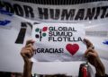 Decenas de personas esperan la llegada de los 21 ciudadanos españoles integrantes de la Sumud Global Flotilla al Aeropuerto Adolfo Suárez Madrid-BarajasA. Pérez Meca - Europa Press