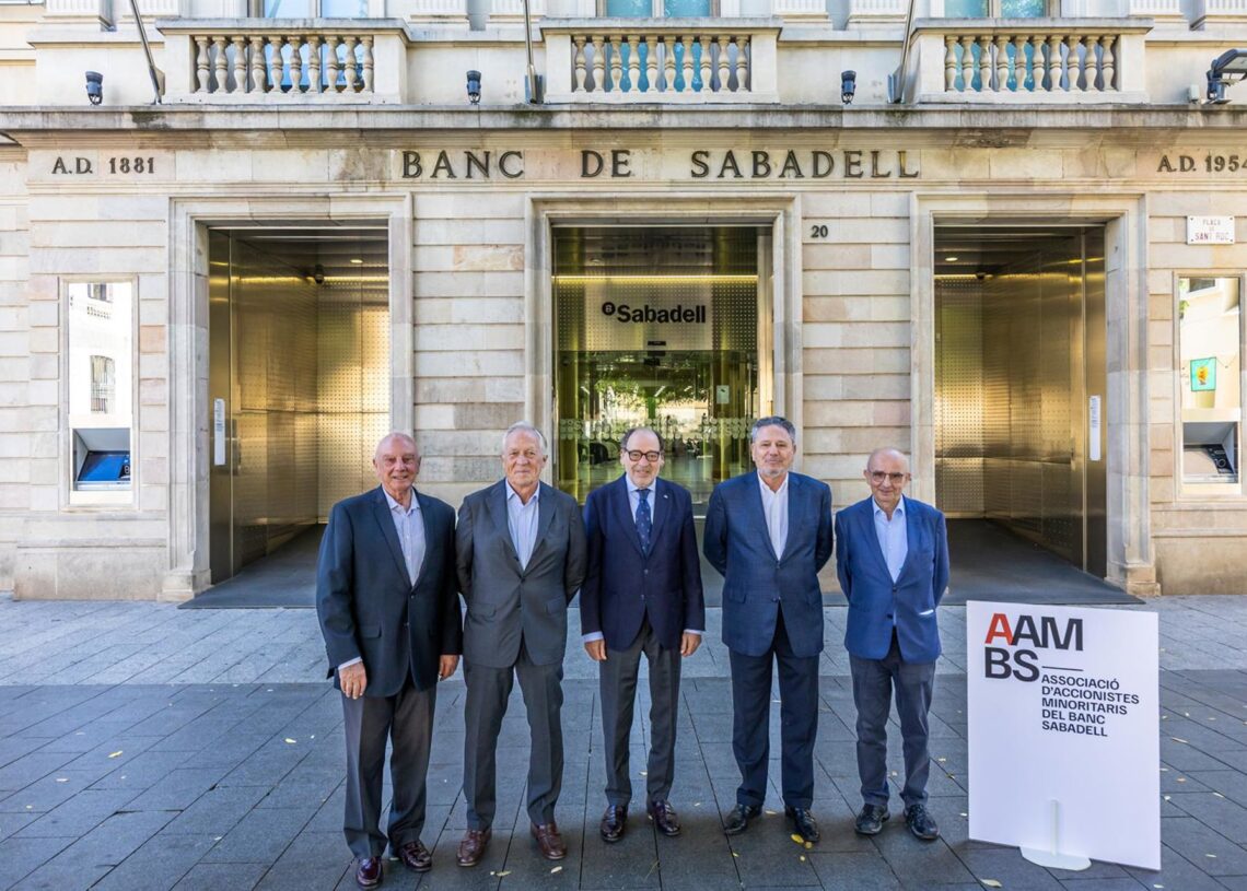 Los miembros de la Junta de la Asociación de Accionistas Minoritarios de Banco Sabadell ante la sede del bancoJUAMMA PELAEZ - AAMBS
