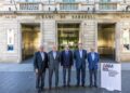 Los miembros de la Junta de la Asociación de Accionistas Minoritarios de Banco Sabadell ante la sede del bancoJUAMMA PELAEZ - AAMBS