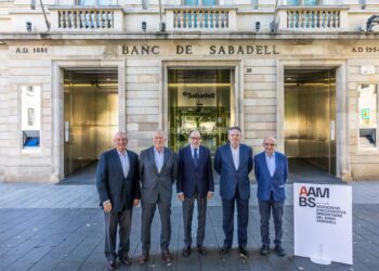 Los miembros de la Junta de la Asociación de Accionistas Minoritarios de Banco Sabadell ante la sede del bancoJUAMMA PELAEZ - AAMBS