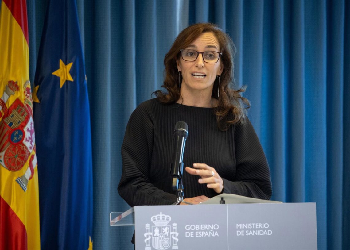 La ministra de Sanidad, Mónica García, ofrece declaraciones a la prensa tras la reunión extraordinaria del pleno del Consejo Interterritorial del Sistema Nacional de Salud (CISNS), a 8 de octubre de 2025, en Madrid (España).Alejandro Martínez Vélez - Europa Press