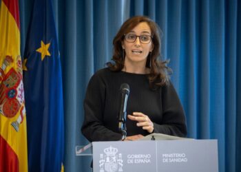 La ministra de Sanidad, Mónica García, ofrece declaraciones a la prensa tras la reunión extraordinaria del pleno del Consejo Interterritorial del Sistema Nacional de Salud (CISNS), a 8 de octubre de 2025, en Madrid (España).Alejandro Martínez Vélez - Europa Press