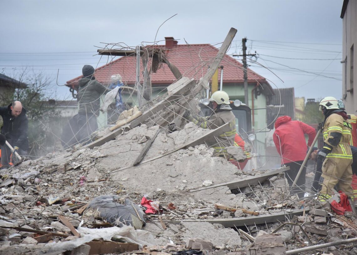 Los servicios de emergencia registran los escombros de un inmueble destruido por un ataque ruso en LeópolisEuropa Press/Contacto/Pavlo Palamarchuk