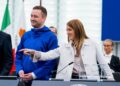 El primer ministro de Groenlandia, Jens Nielsen, junto a la presidenta de la Eurocámara, Roberta Metsola, en el pleno de Estrasburgo.DAINA LE LARDIC