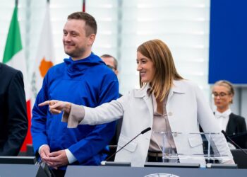 El primer ministro de Groenlandia, Jens Nielsen, junto a la presidenta de la Eurocámara, Roberta Metsola, en el pleno de Estrasburgo.DAINA LE LARDIC