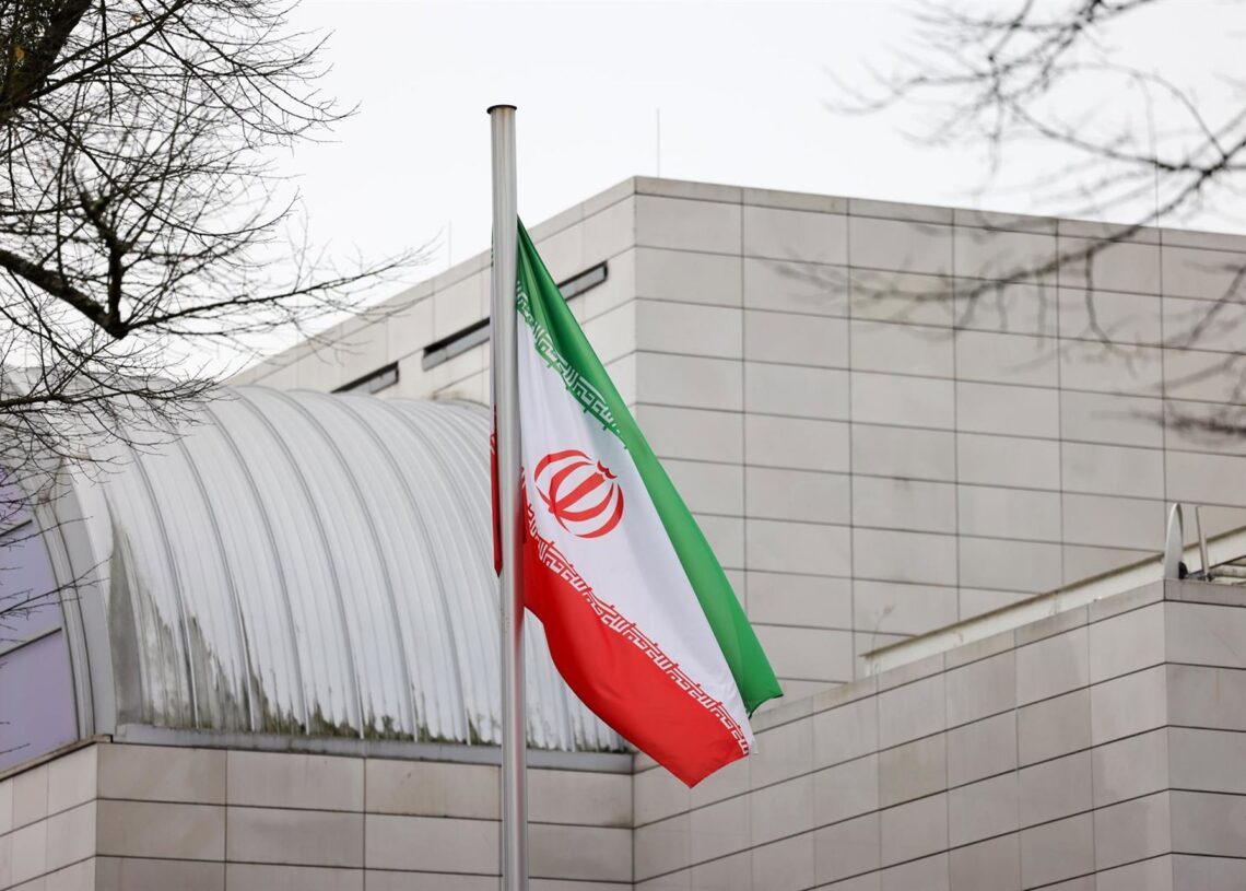 Archivo - FILED - 29 October 2024, Berlin: The Iranian flag flutters in front of the Embassy of the Islamic Republic of Iran. The three Iranian consulates general in Germany in the cities of Hamburg, Munich and Frankfurt were officially were closed in resGerald Matzka/dpa - Archivo