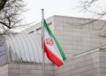 Archivo - FILED - 29 October 2024, Berlin: The Iranian flag flutters in front of the Embassy of the Islamic Republic of Iran. The three Iranian consulates general in Germany in the cities of Hamburg, Munich and Frankfurt were officially were closed in resGerald Matzka/dpa - Archivo