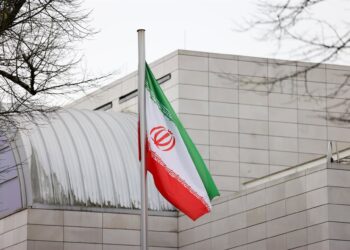 Archivo - FILED - 29 October 2024, Berlin: The Iranian flag flutters in front of the Embassy of the Islamic Republic of Iran. The three Iranian consulates general in Germany in the cities of Hamburg, Munich and Frankfurt were officially were closed in resGerald Matzka/dpa - Archivo