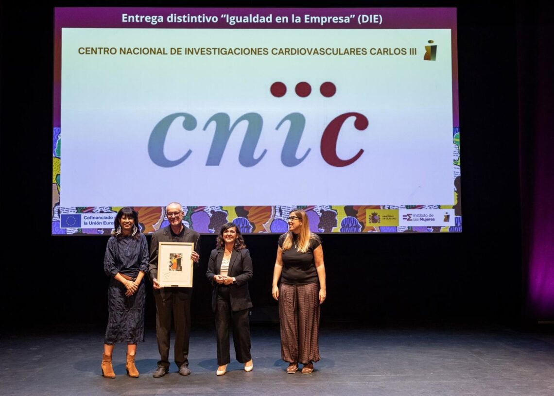 Igualdad otorga al CNIC un distintivo para reconocer el desarrollo de políticas igualitarias dentro de su estructuraCNIC