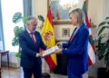La consejera de Gobernanza, Administración Digital y Autogobierno, Maria Ubarretxena, entrega al ministro de Política Territorial y Memoria Democrática, Ángel Víctor Torres, las 10 propuestas de transferencias elaboradas por el Gobierno Vasco.Alberto Ortega - Europa Press
