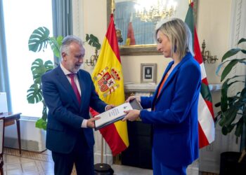La consejera de Gobernanza, Administración Digital y Autogobierno, Maria Ubarretxena, entrega al ministro de Política Territorial y Memoria Democrática, Ángel Víctor Torres, las 10 propuestas de transferencias elaboradas por el Gobierno Vasco.Alberto Ortega - Europa Press