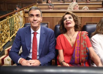 El presidente del Gobierno, Pedro Sánchez, y la vicepresidenta primera y ministra de Hacienda, María Jesús Montero, durante una sesión de Control al Gobierno, en el Congreso de los Diputados, a 7 de octubre de 2025, en Madrid (España).Eduardo Parra - Europa Press
