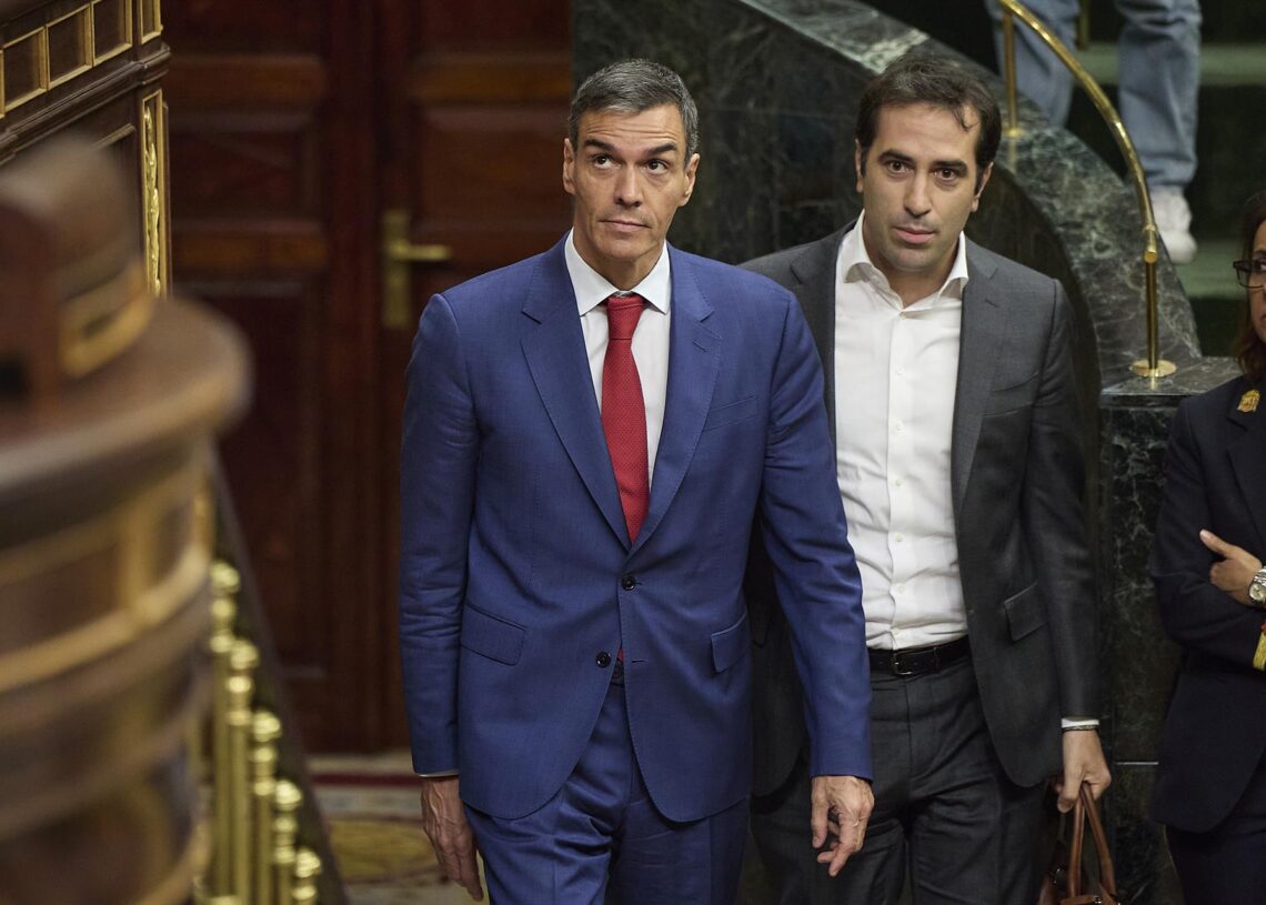 El presidente del Gobierno, Pedro Sánchez, y el ministro de Economía, Comercio y Empresa, Carlos Cuerpo, durante una sesión plenaria, que facilitaría que el Gobierno salvara la Ley de Movilidad Sostenible, en el Congreso de los Diputados, a 7 de octubre dJesús Hellín - Europa Press