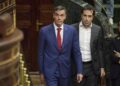 El presidente del Gobierno, Pedro Sánchez, y el ministro de Economía, Comercio y Empresa, Carlos Cuerpo, durante una sesión plenaria, que facilitaría que el Gobierno salvara la Ley de Movilidad Sostenible, en el Congreso de los Diputados, a 7 de octubre dJesús Hellín - Europa Press