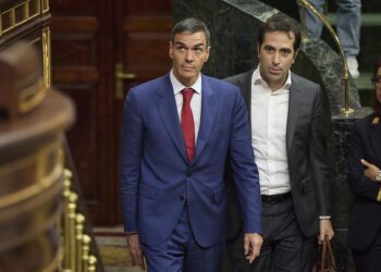 El presidente del Gobierno, Pedro Sánchez, y el ministro de Economía, Comercio y Empresa, Carlos Cuerpo, durante una sesión plenaria, que facilitaría que el Gobierno salvara la Ley de Movilidad Sostenible, en el Congreso de los Diputados, a 7 de octubre dJesús Hellín - Europa Press