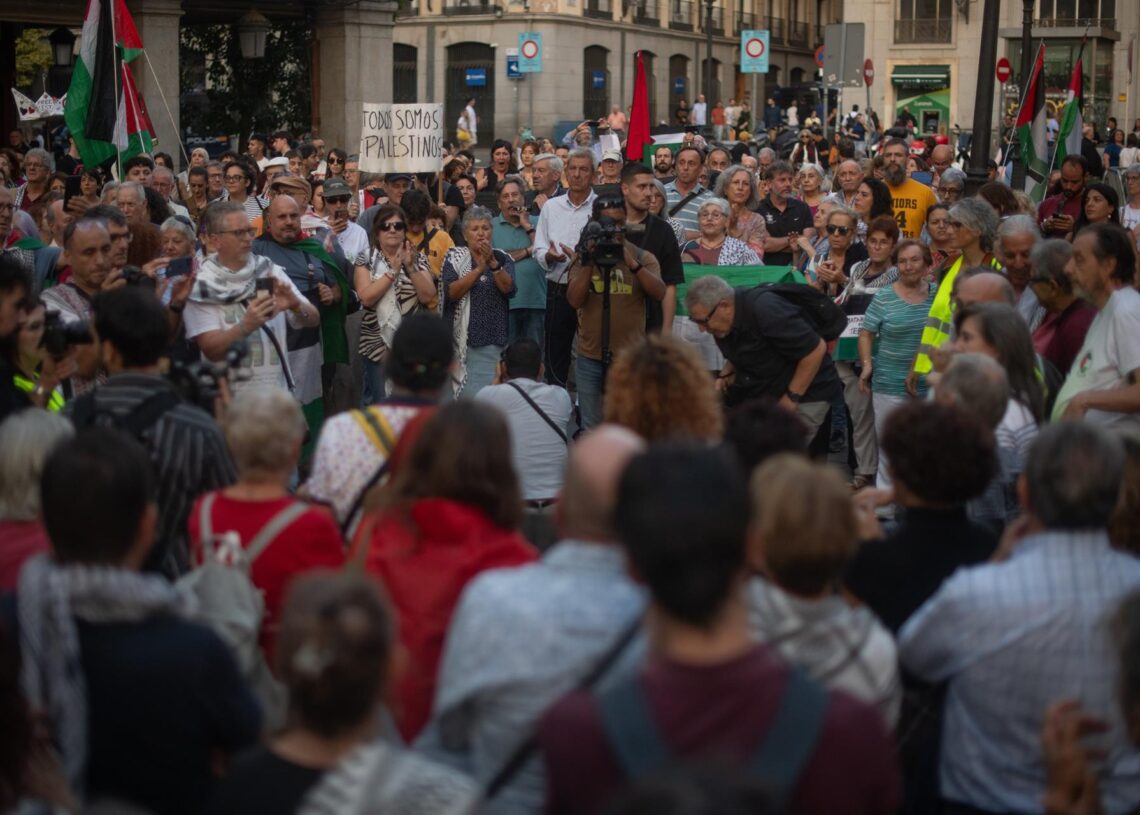 Un grupo de personas con banderas palestinas durante una concentración en contra el secuestro de Israel a la flotilla Thousands Madleens, frente al Ministerio de Asuntos Exteriores, a 8 de octubre de 2025, en Madrid (España). Durante el acto se ha denunciFernando Sánchez - Europa Press