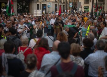 Un grupo de personas con banderas palestinas durante una concentración en contra el secuestro de Israel a la flotilla Thousands Madleens, frente al Ministerio de Asuntos Exteriores, a 8 de octubre de 2025, en Madrid (España). Durante el acto se ha denunciFernando Sánchez - Europa Press