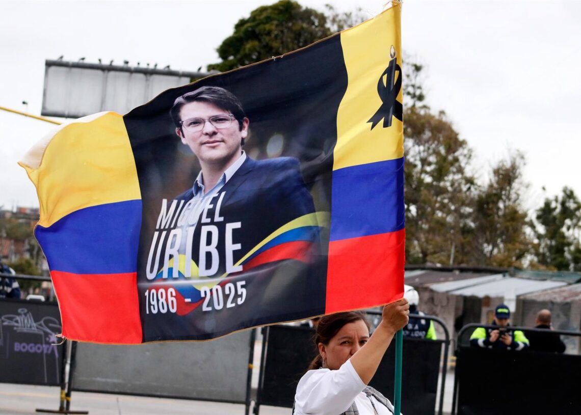 Archivo - Una persona ondea una bandera colombiana con una foto de Miguel Uribe Turbay durante su funeralEuropa Press/Contacto/Jorge Londono - Archivo