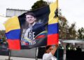 Archivo - Una persona ondea una bandera colombiana con una foto de Miguel Uribe Turbay durante su funeralEuropa Press/Contacto/Jorge Londono - Archivo