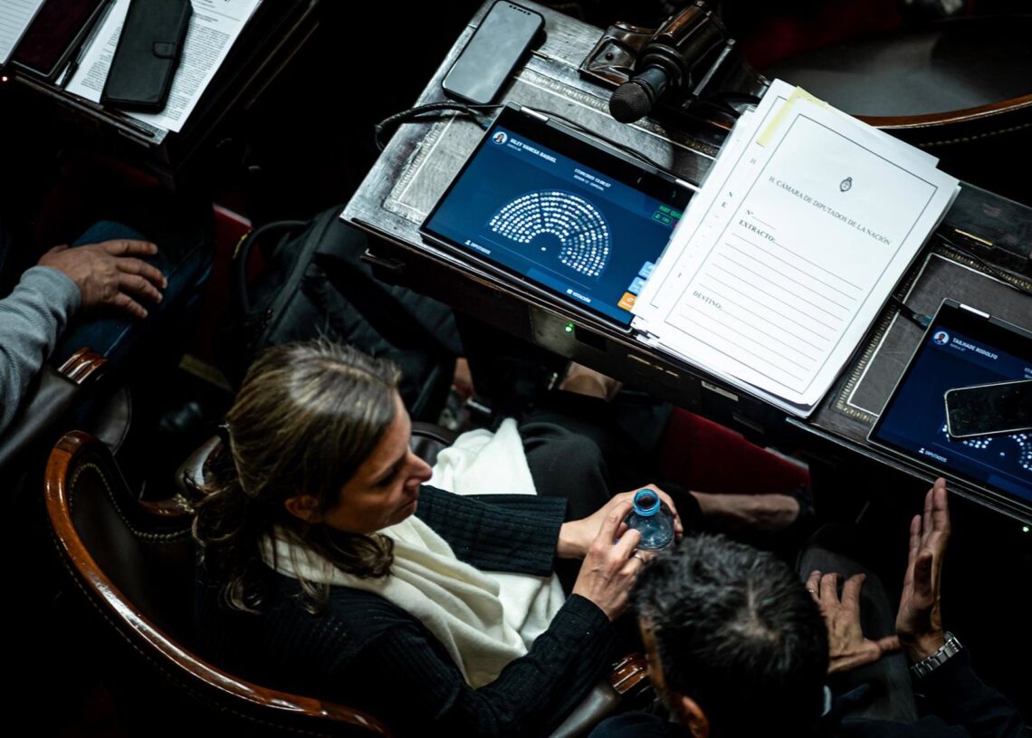 Archivo - Las mesas de dos parlamentarios en la Cámara de Diputados de ArgentinaEuropa Press/Contacto/Daniella Fernandez Realin