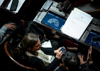 Archivo - Las mesas de dos parlamentarios en la Cámara de Diputados de ArgentinaEuropa Press/Contacto/Daniella Fernandez Realin