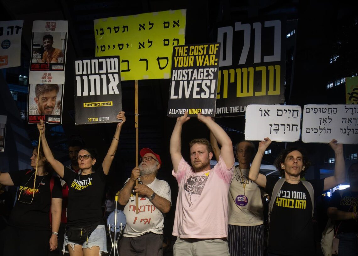 Archivo - Múltiples manifestantes sostienen pancartas exigiendo al Gobierno israelí que no abandone a los rehenes, que ponga fin a la guerra y que no ocupe Gaza en la Plaza de los Rehenes de Tel Aviv Europa Press/Contacto/Yael Guisky Abas
