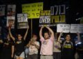 Archivo - Múltiples manifestantes sostienen pancartas exigiendo al Gobierno israelí que no abandone a los rehenes, que ponga fin a la guerra y que no ocupe Gaza en la Plaza de los Rehenes de Tel Aviv Europa Press/Contacto/Yael Guisky Abas
