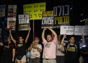 Archivo - Múltiples manifestantes sostienen pancartas exigiendo al Gobierno israelí que no abandone a los rehenes, que ponga fin a la guerra y que no ocupe Gaza en la Plaza de los Rehenes de Tel Aviv Europa Press/Contacto/Yael Guisky Abas